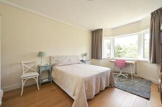 Family Home with 5 Bedrooms and Garage - Image 14
