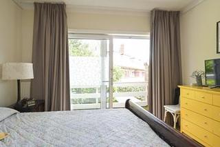 Family Home with 5 Bedrooms and Garage - Image 16