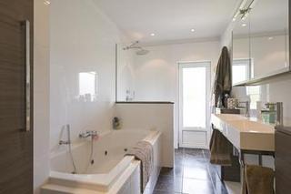 Family Home with 5 Bedrooms and Garage - Image 18