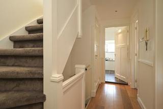 Family Home with 5 Bedrooms and Garage - Image 21