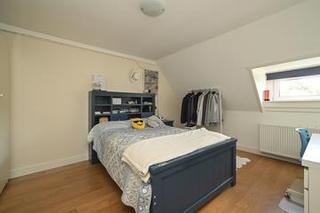 Family Home with 5 Bedrooms and Garage - Image 22