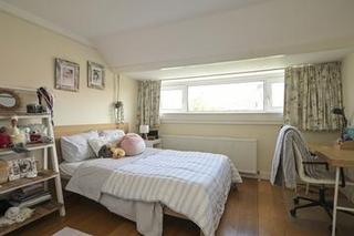Family Home with 5 Bedrooms and Garage - Image 23