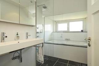 Family Home with 5 Bedrooms and Garage - Image 24