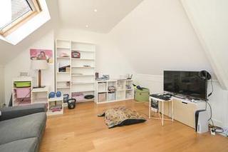 Family Home with 5 Bedrooms and Garage - Image 25