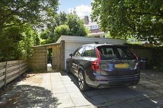 Family Home with 5 Bedrooms and Garage - Image 29