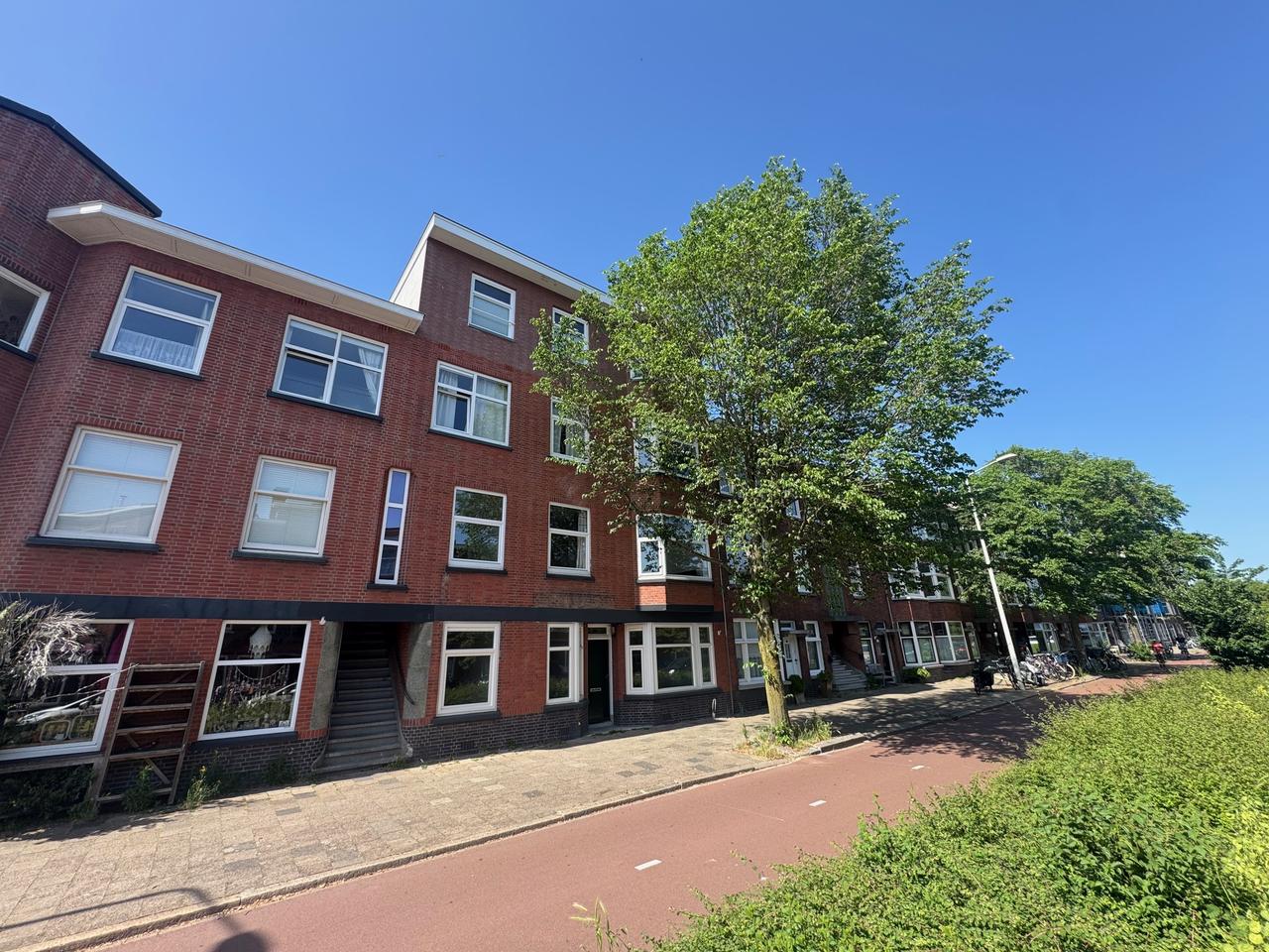 3-Bedroom Apartment with Sunny Balcony - Image 1