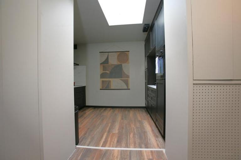 Furnished 2-bedroom apartment with balcony - Image 9