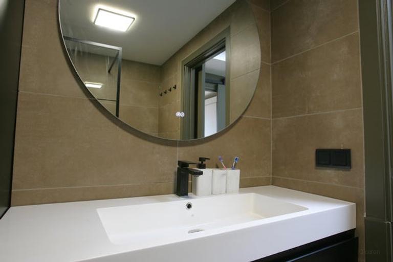 Furnished 2-bedroom apartment with balcony - Image 24