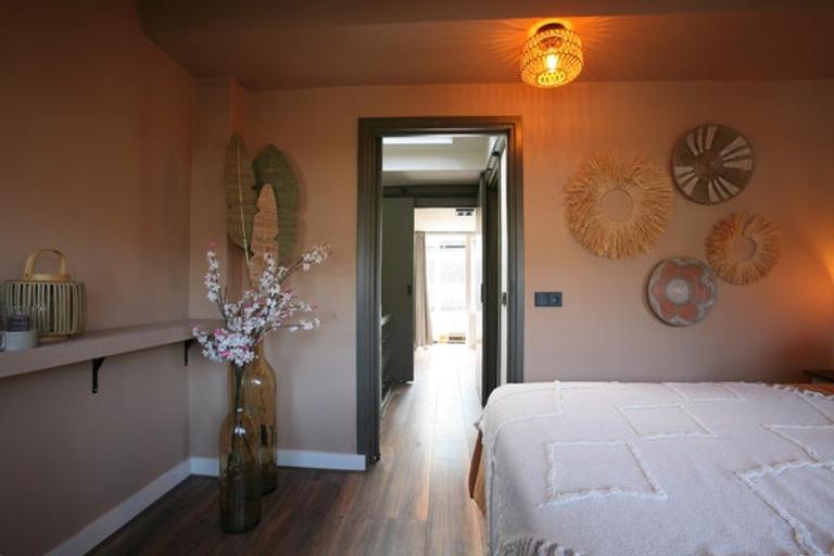 Furnished 2-bedroom apartment with balcony - Image 28