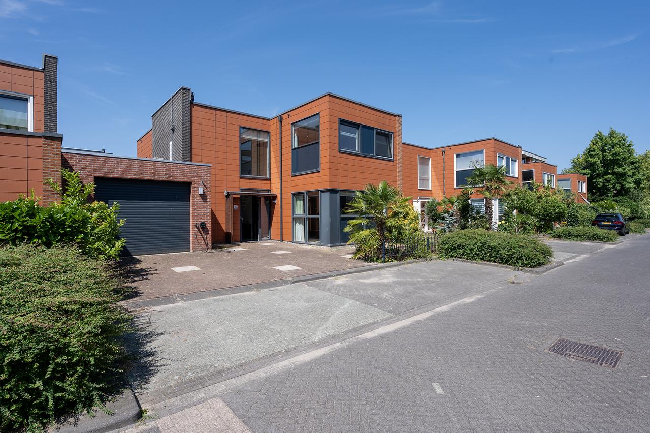 Waterfront Home with Garden in Almere - Image 1