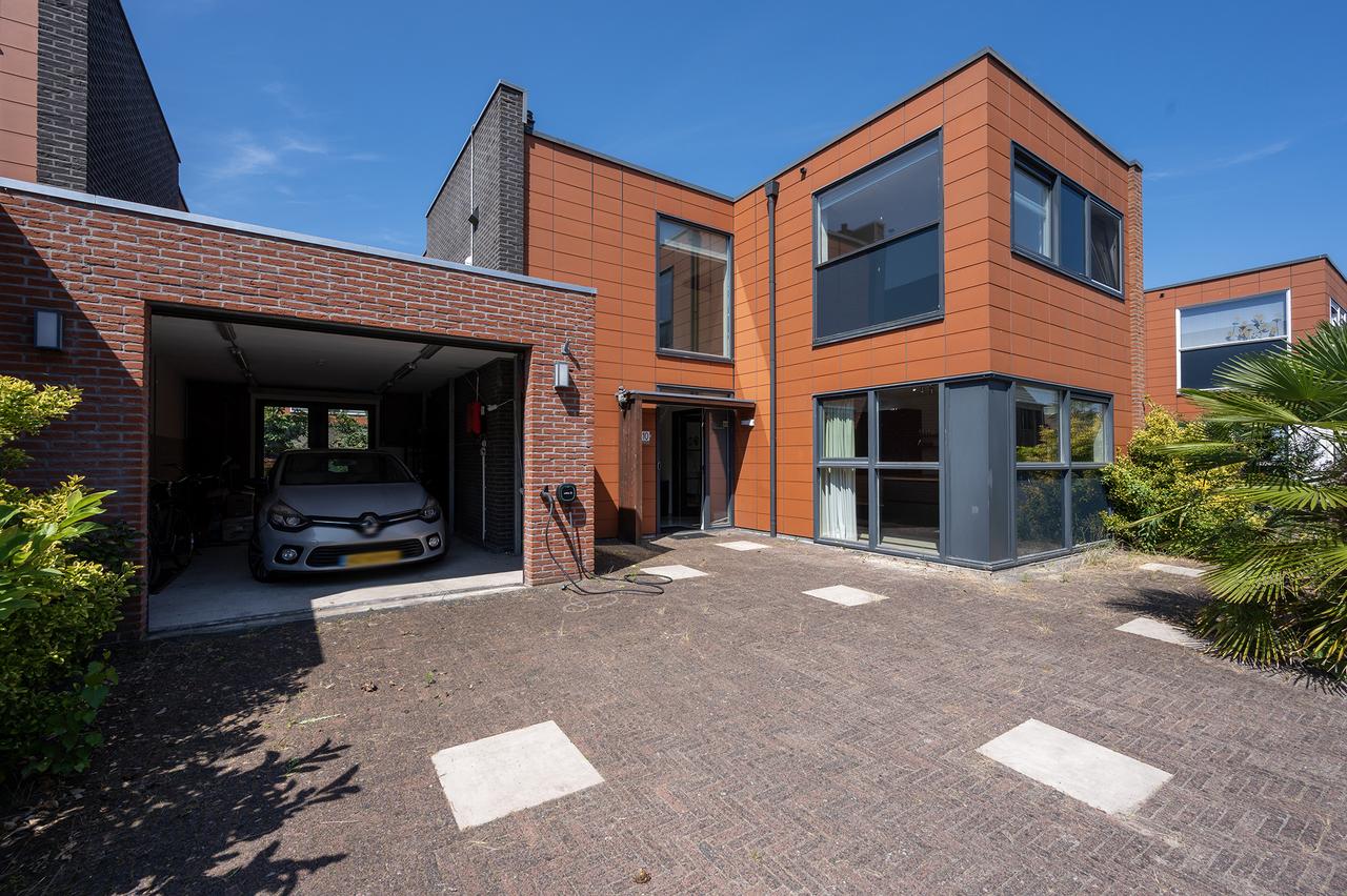 Waterfront Home with Garden in Almere - Image 2
