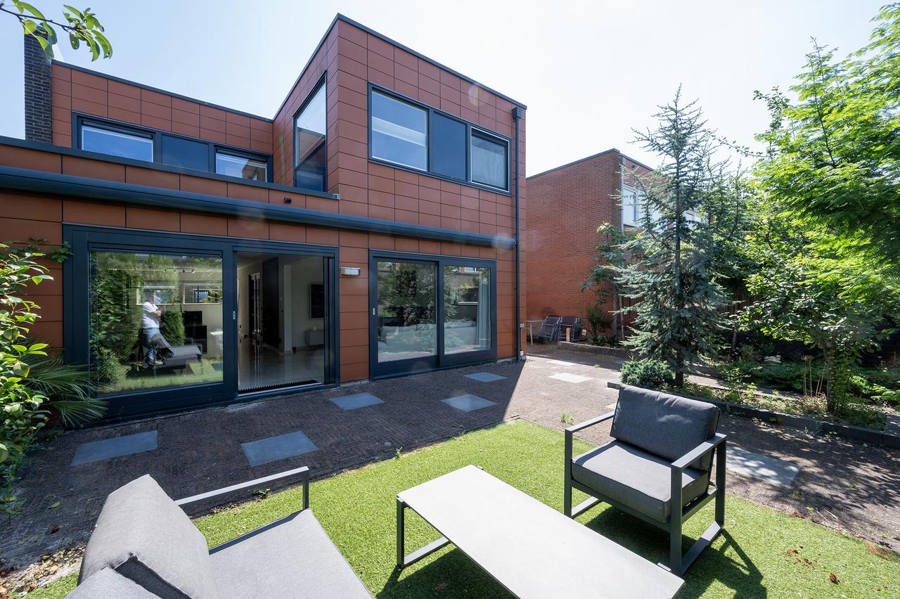 Waterfront Home with Garden in Almere - Image 14