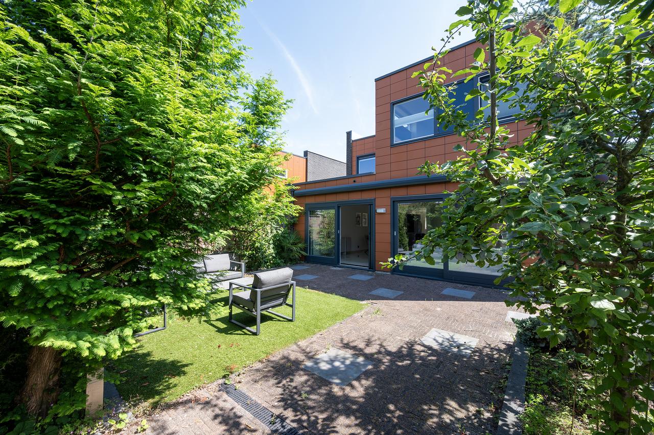 Waterfront Home with Garden in Almere - Image 15