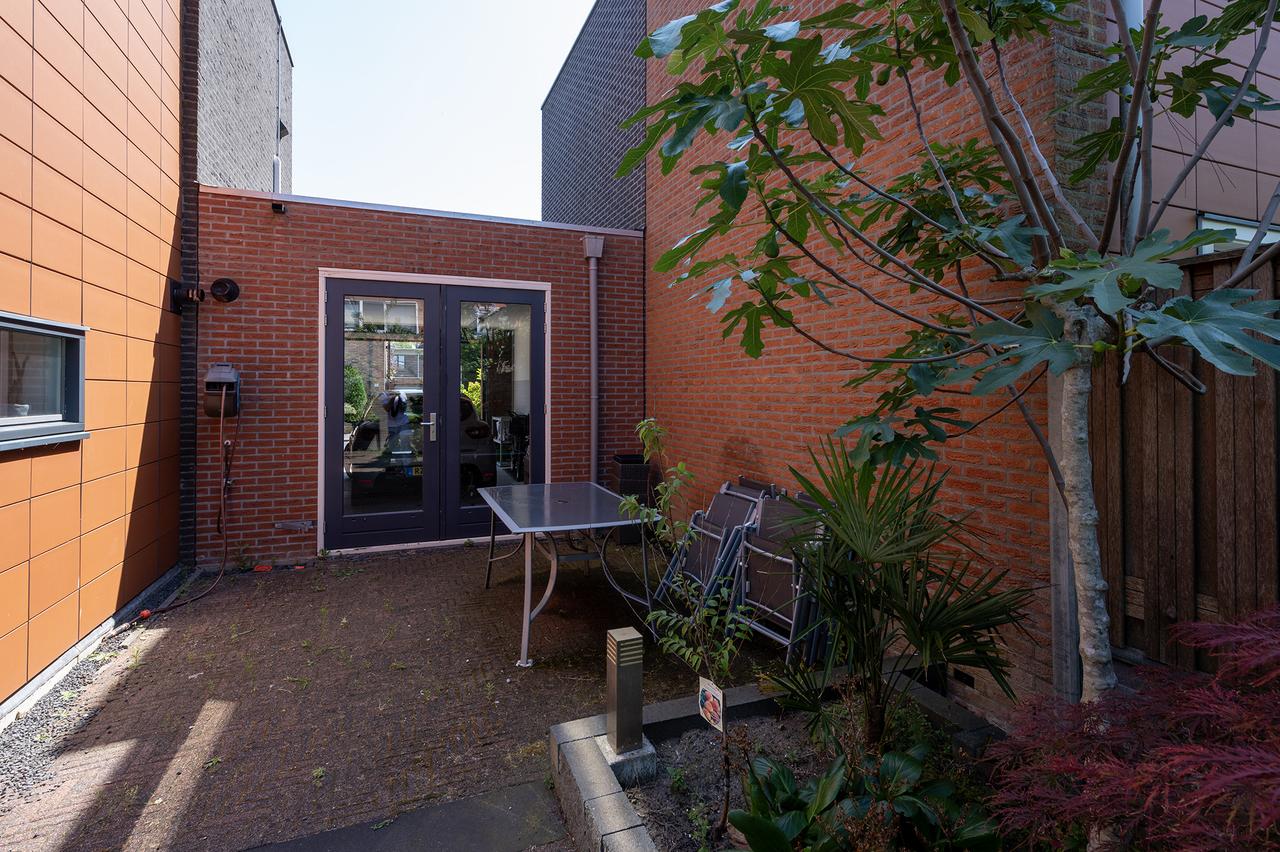 Waterfront Home with Garden in Almere - Image 16