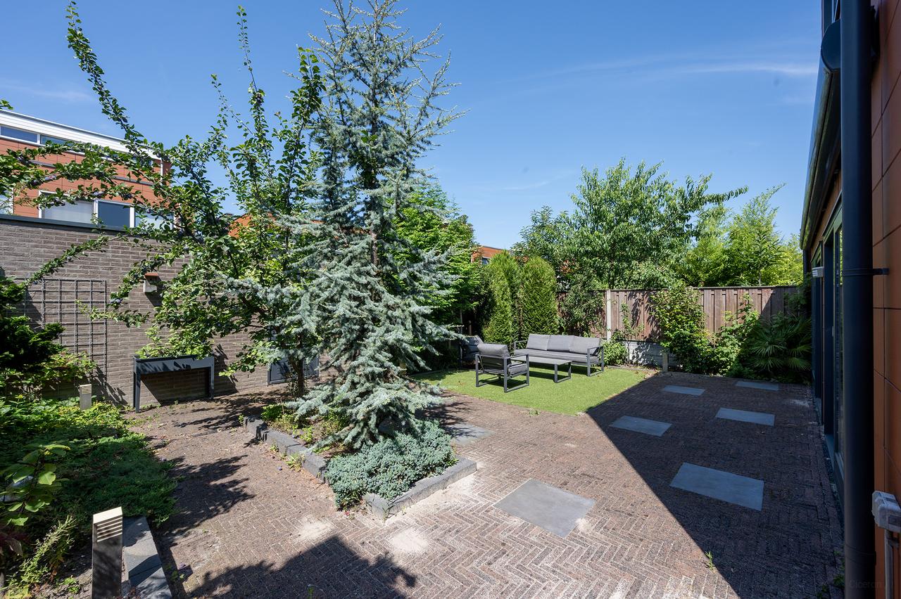 Waterfront Home with Garden in Almere - Image 17