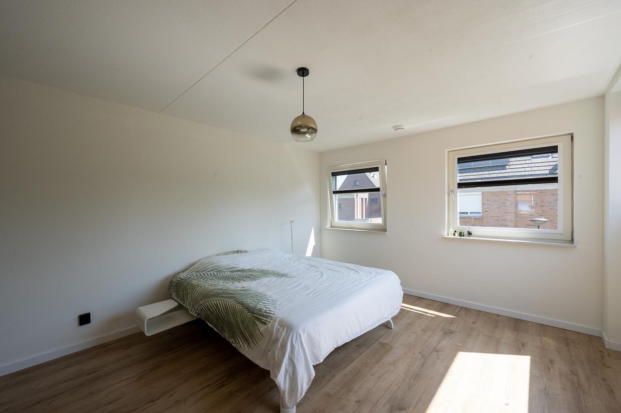Waterfront Home with Garden in Almere - Image 19