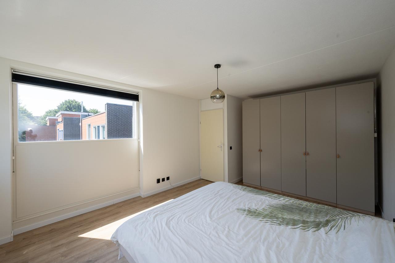 Waterfront Home with Garden in Almere - Image 20