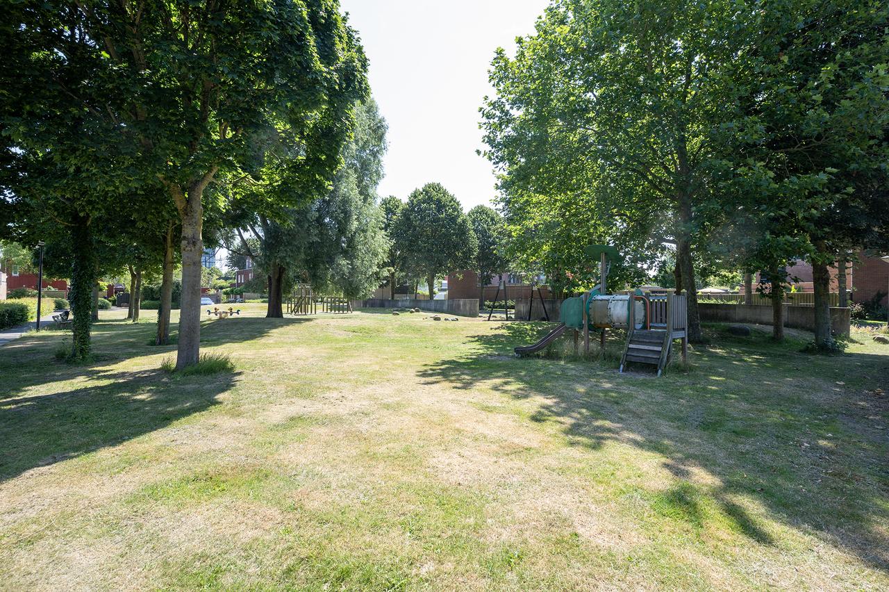 Waterfront Home with Garden in Almere - Image 26