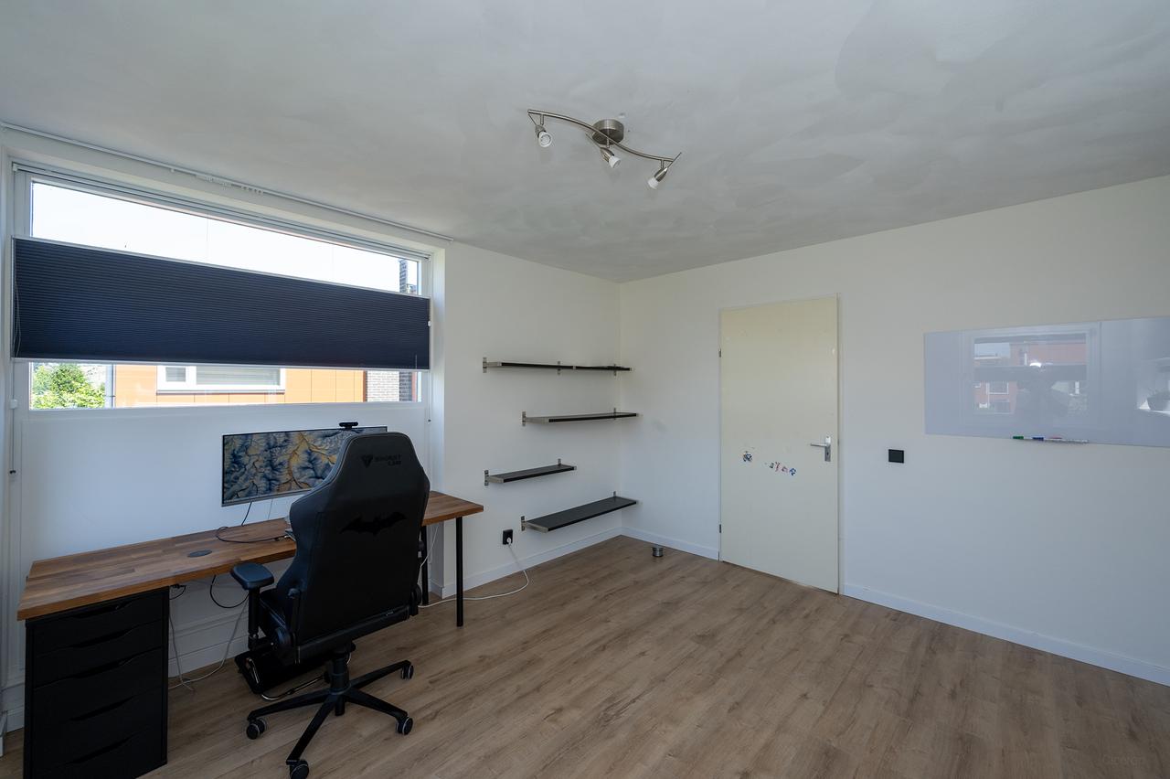 Waterfront Home with Garden in Almere - Image 27