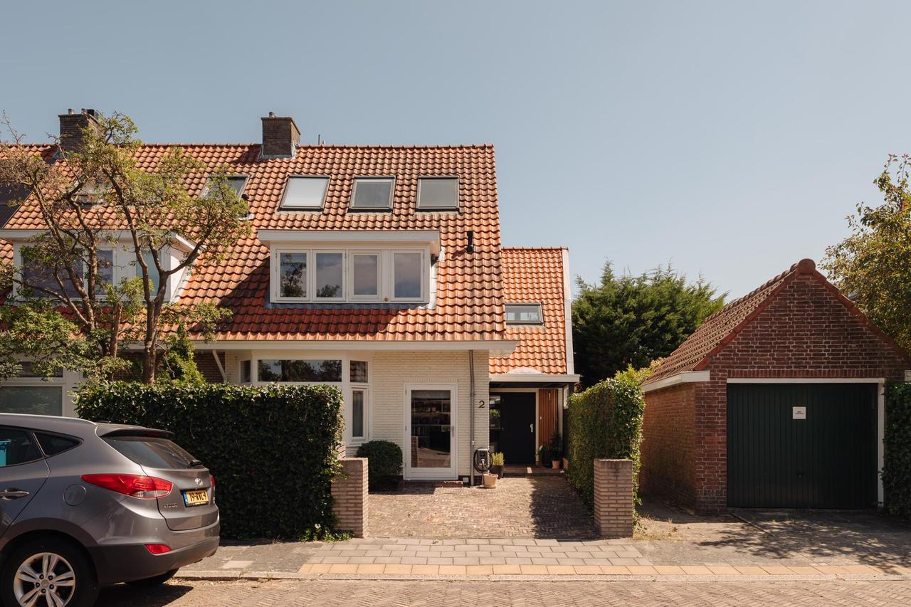260 m² Corner House with Guesthouse - Image 1