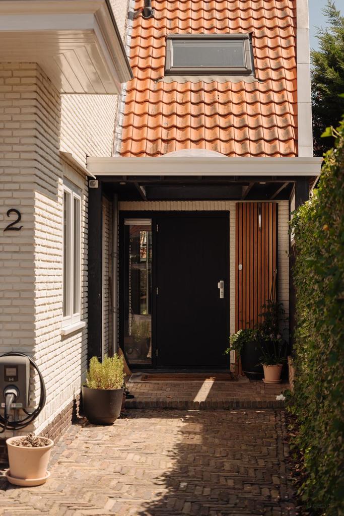 260 m² Corner House with Guesthouse - Image 2