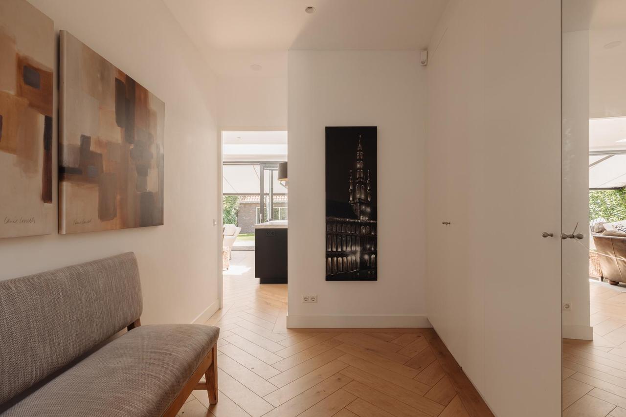 260 m² Corner House with Guesthouse - Image 3
