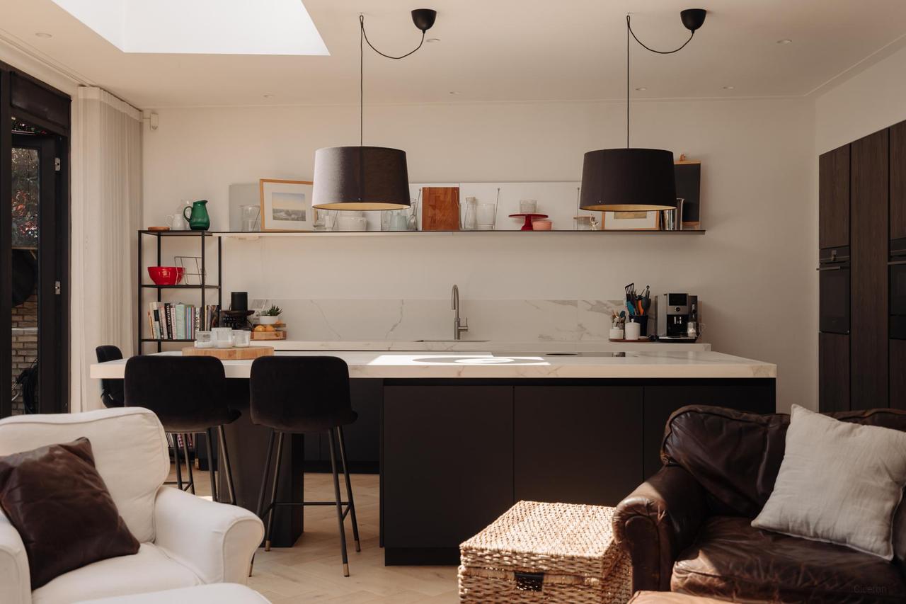260 m² Corner House with Guesthouse - Image 4