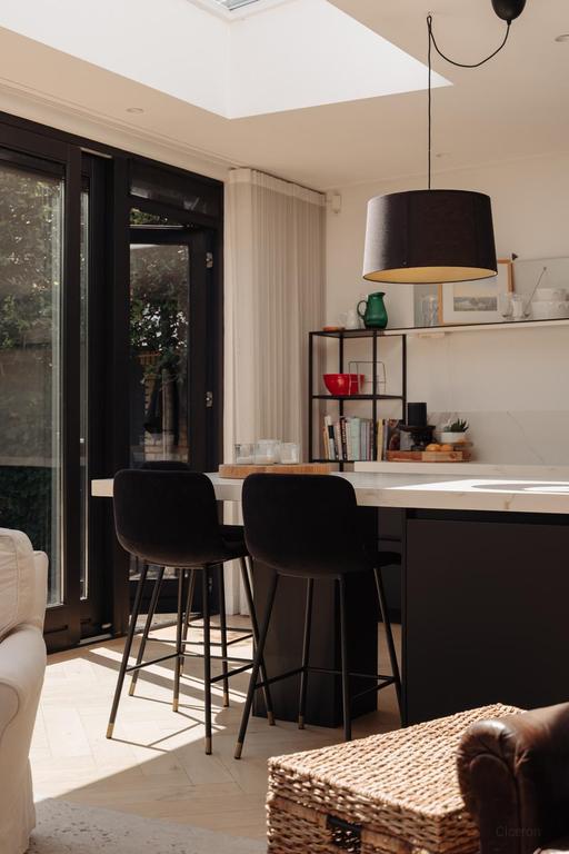 260 m² Corner House with Guesthouse - Image 6