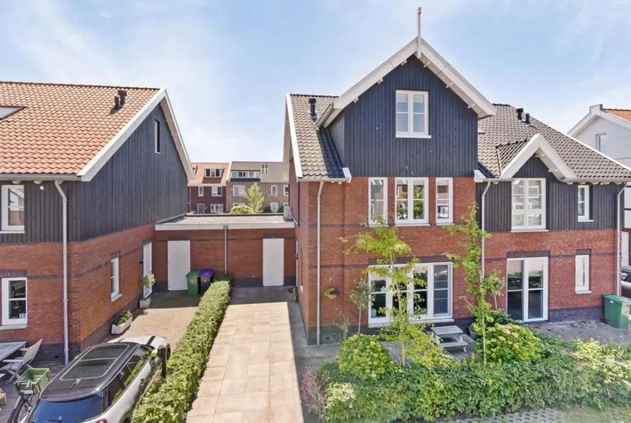 Huis aan het water met 4 slaapkamers - Afbeelding 1