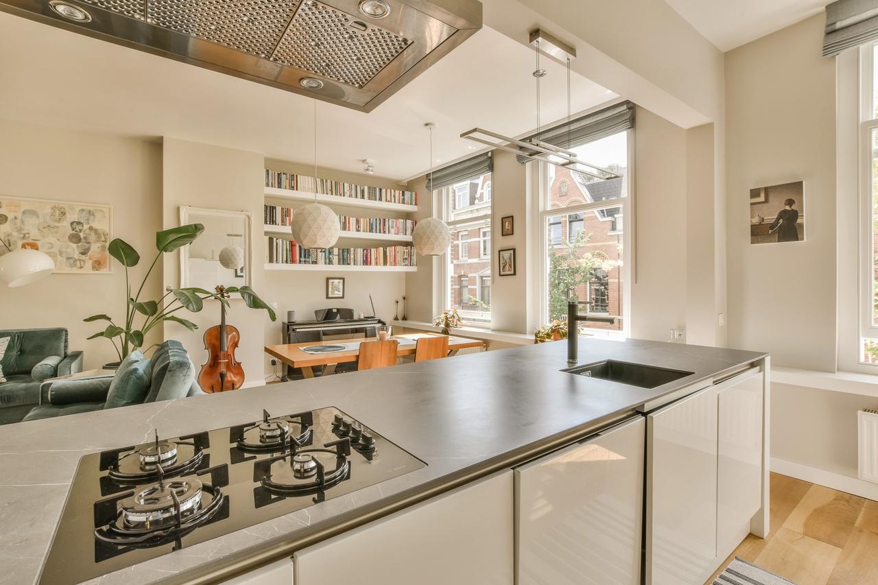 Gemeubileerd 3-kamerappartement met balkon - Afbeelding 1
