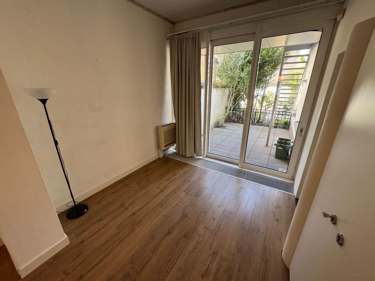 Ground Floor Apartment with Garden - Image 12