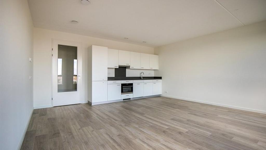 2-Bedroom Apartment on 13th Floor with Balcony - Image 1