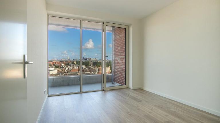 2-Bedroom Apartment on 13th Floor with Balcony - Image 4