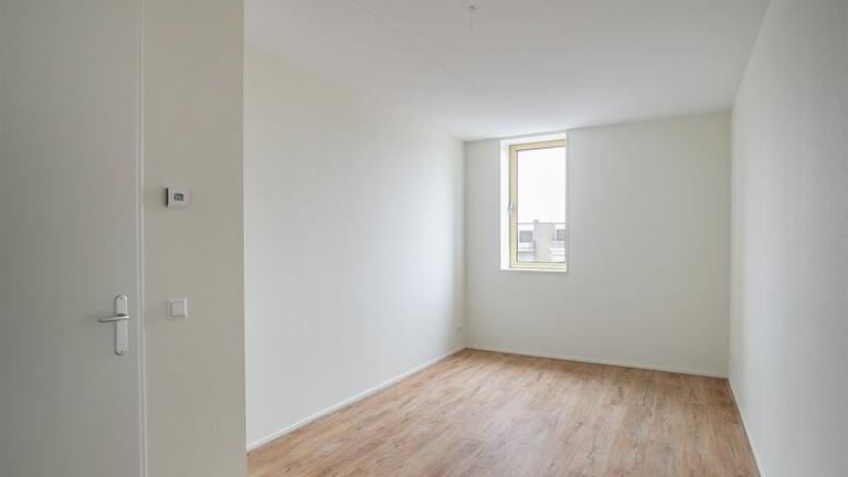 1-bedroom apartment with loggia in Diemen - Image 4