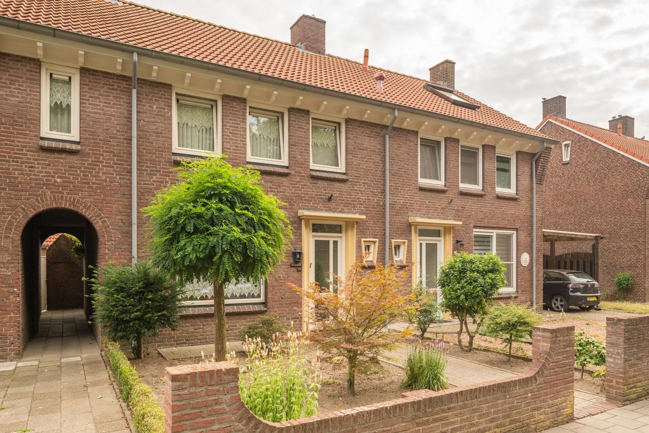 127 m² tussenwoning met tuin in Weert - Afbeelding 1