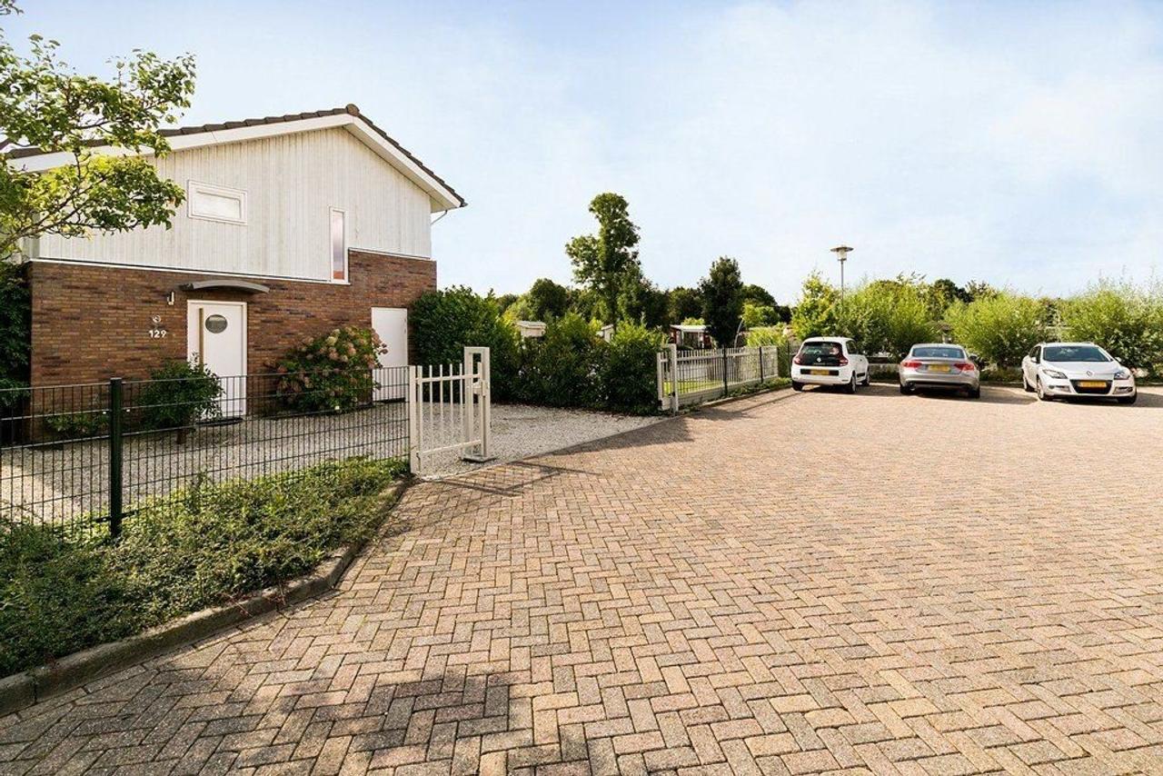 House on Vinkenkade in Vinkeveen - Image 1