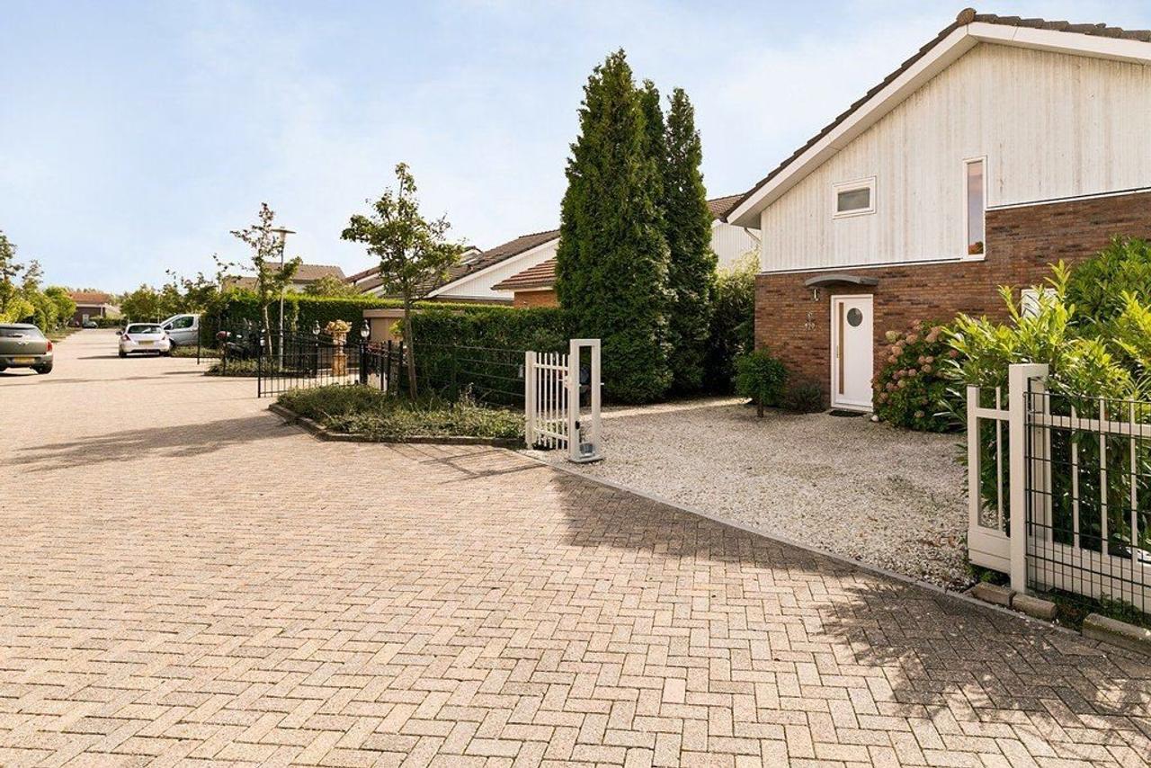 House on Vinkenkade in Vinkeveen - Image 2