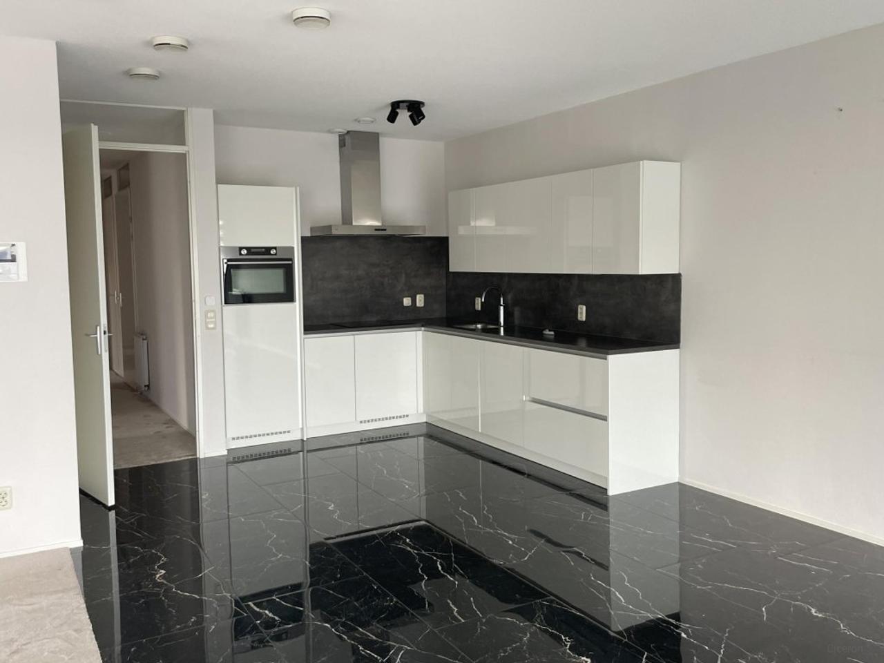 4-bedroom apartment on the 9th floor - Image 4