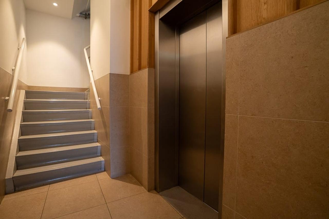 Living on the 10th Floor in the Heart of De Pijp - Image 1