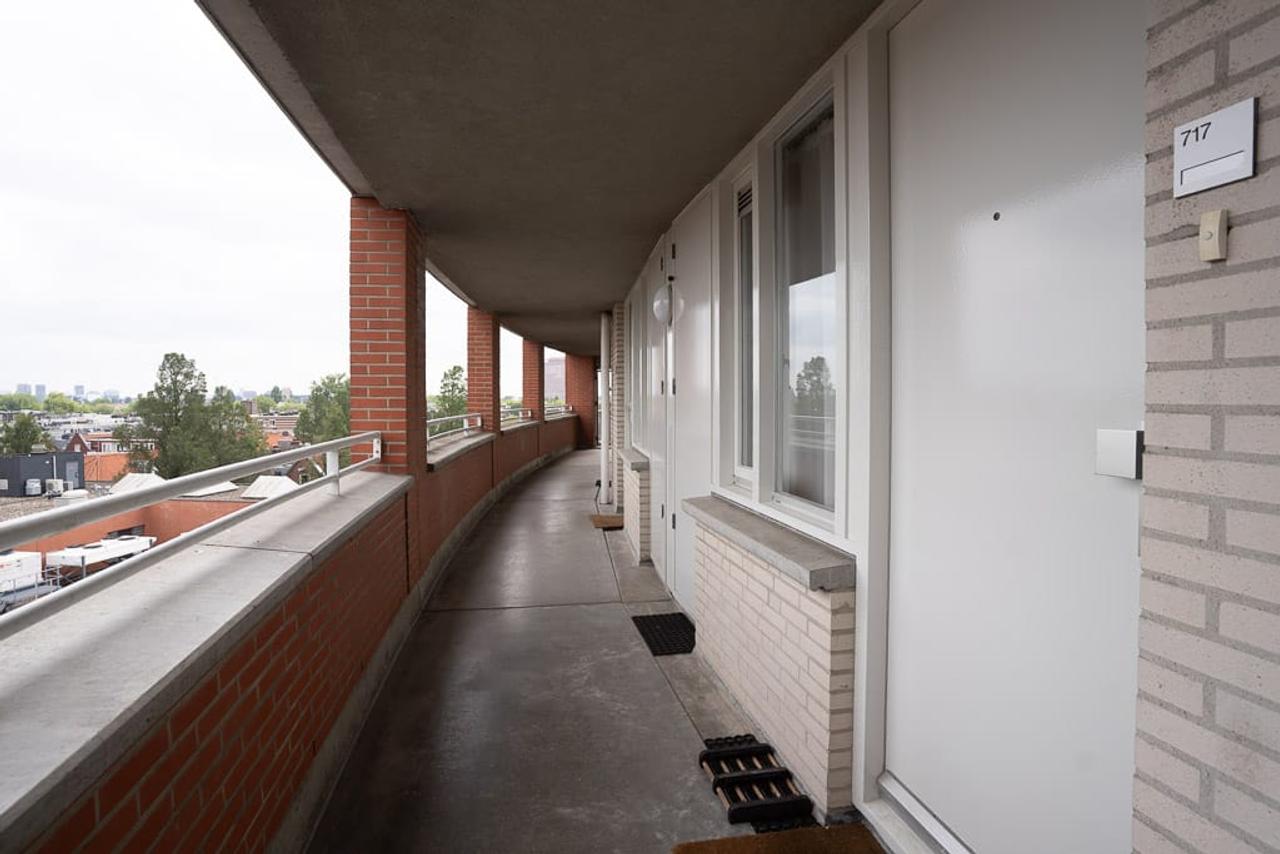 Living on the 10th Floor in the Heart of De Pijp - Image 2