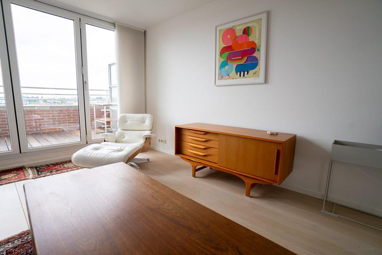 Living on the 10th Floor in the Heart of De Pijp - Image 6