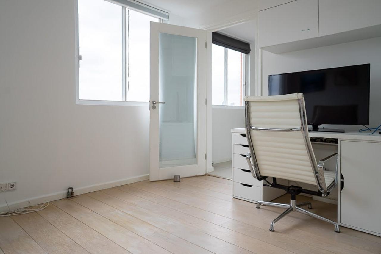 Living on the 10th Floor in the Heart of De Pijp - Image 26