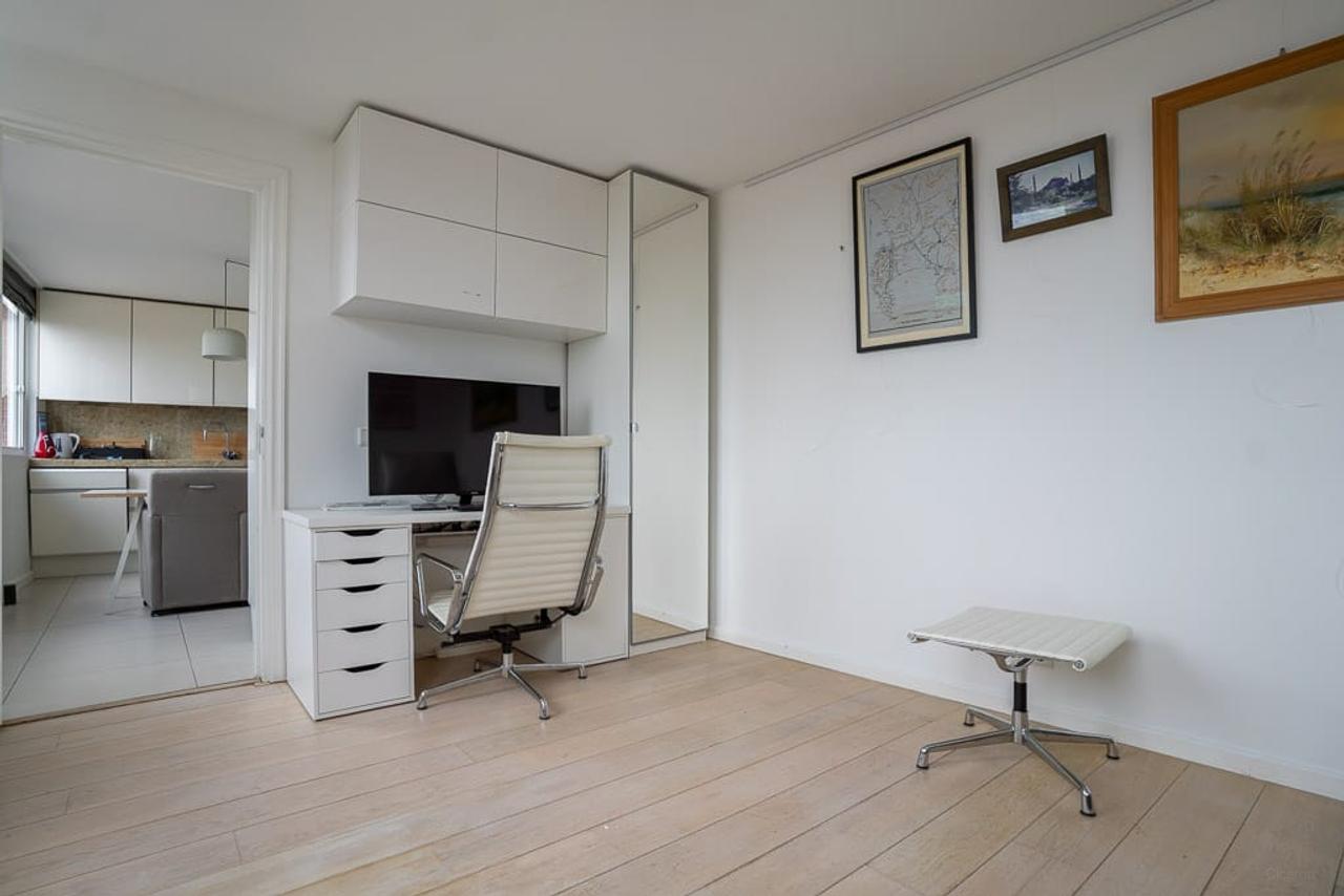Living on the 10th Floor in the Heart of De Pijp - Image 27