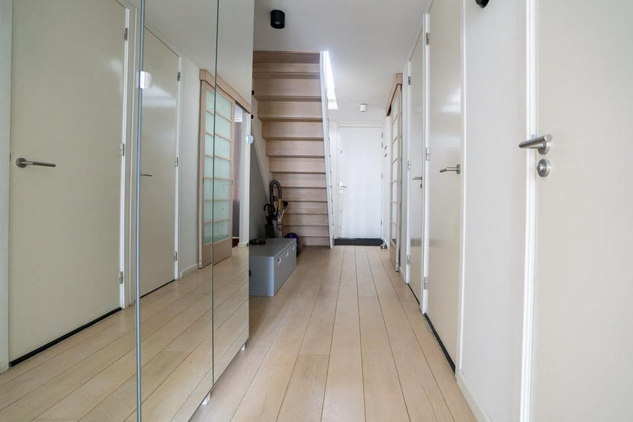 Living on the 10th Floor in the Heart of De Pijp - Image 41