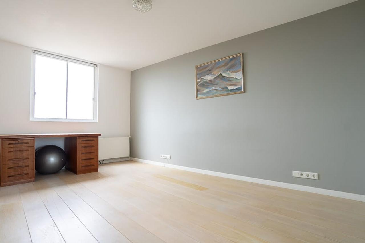 Living on the 10th Floor in the Heart of De Pijp - Image 52