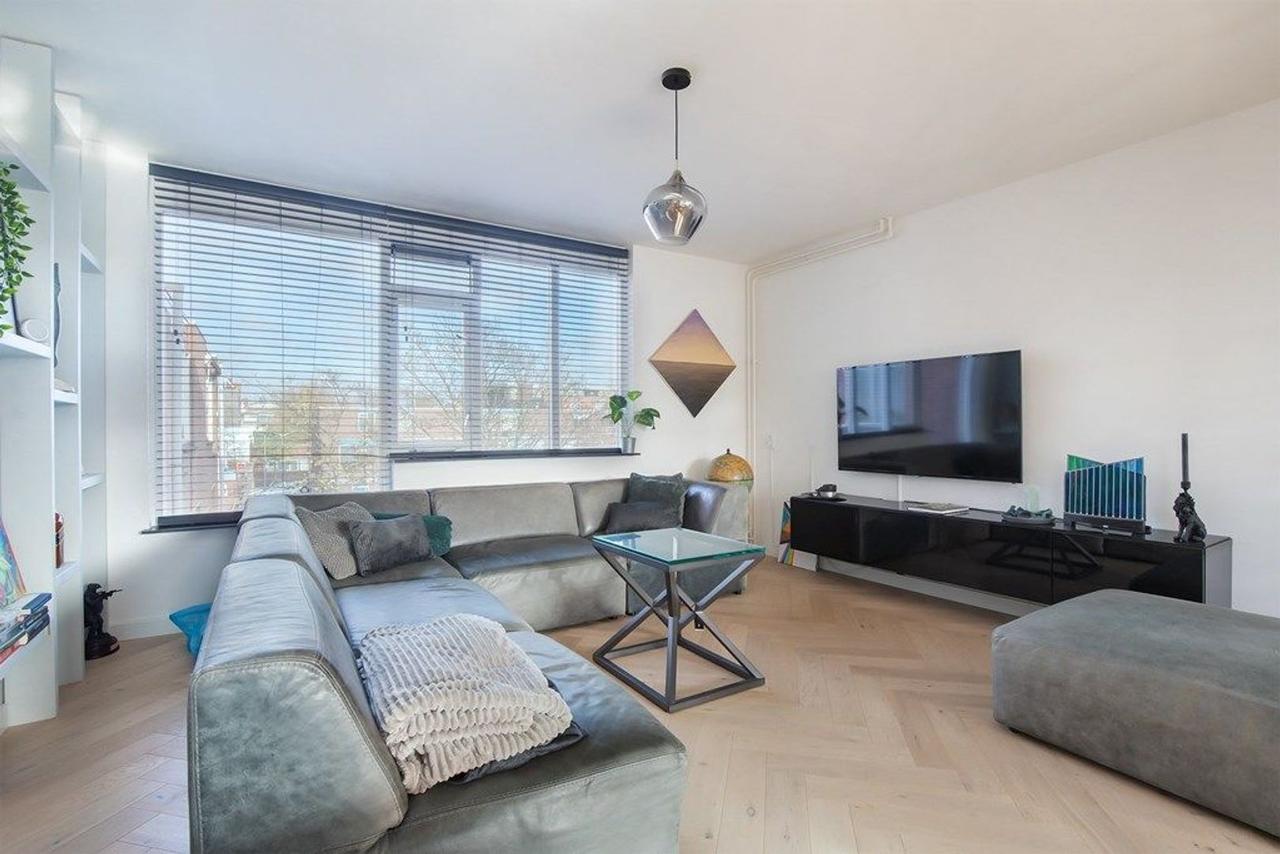 Furnished Terraced House with 2 Bedrooms - Image 1