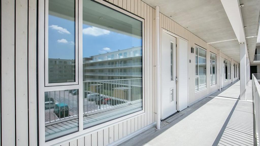 2-Bedroom Apartment with Balcony in Zeeheldenbuurt - Image 3