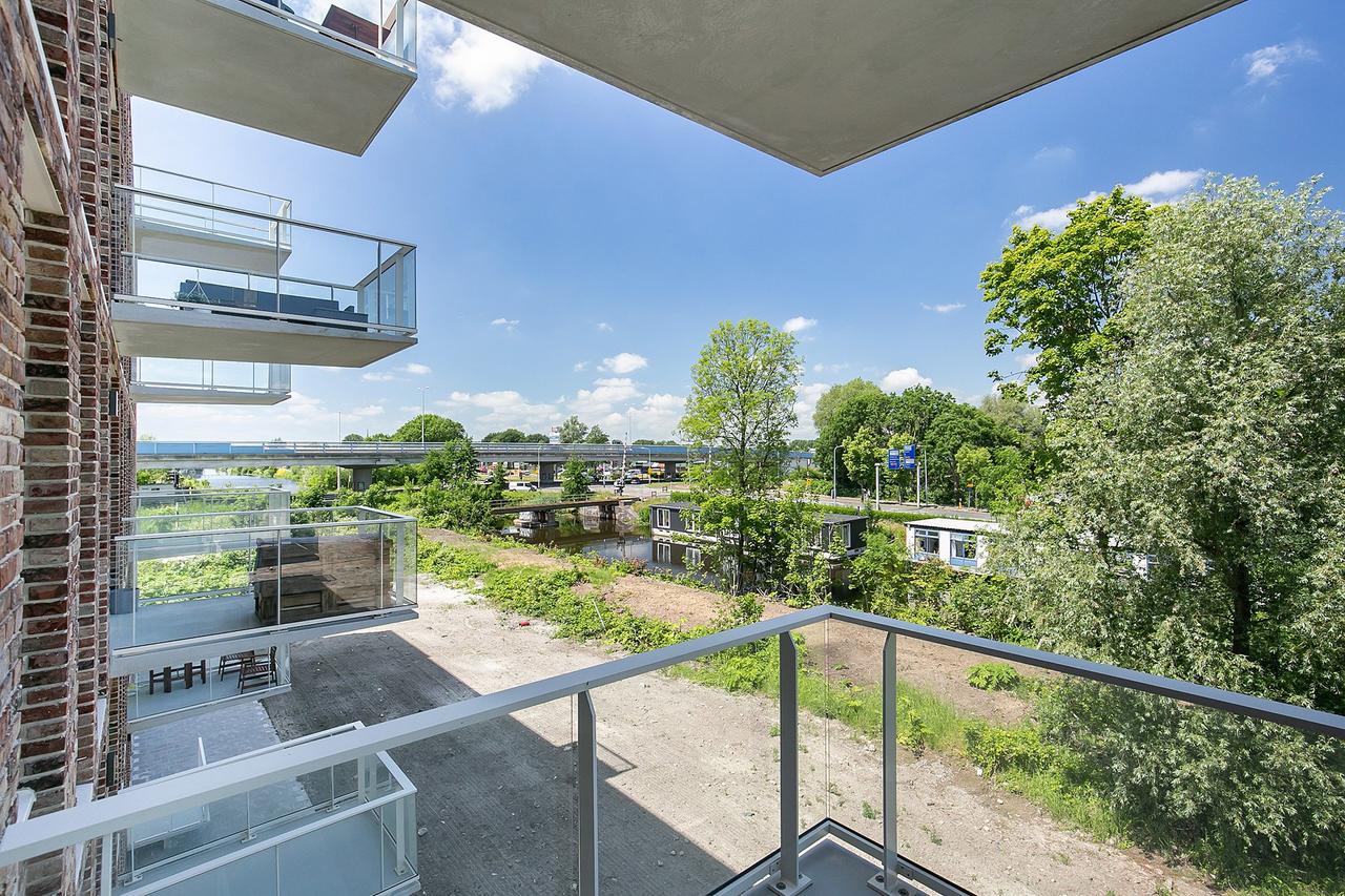 2-Bedroom Apartment with Balcony in Zeeheldenbuurt - Image 25