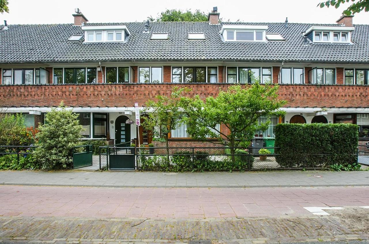 5-bedroom townhouse with garden backing onto park - Image 1