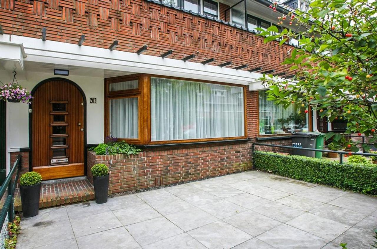 5-bedroom townhouse with garden backing onto park - Image 2